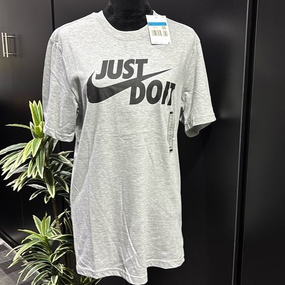 The Nike Tee Standard Fit, cotton crewneck, “Just Do It”JDI logo chest - Picture 1 of 11